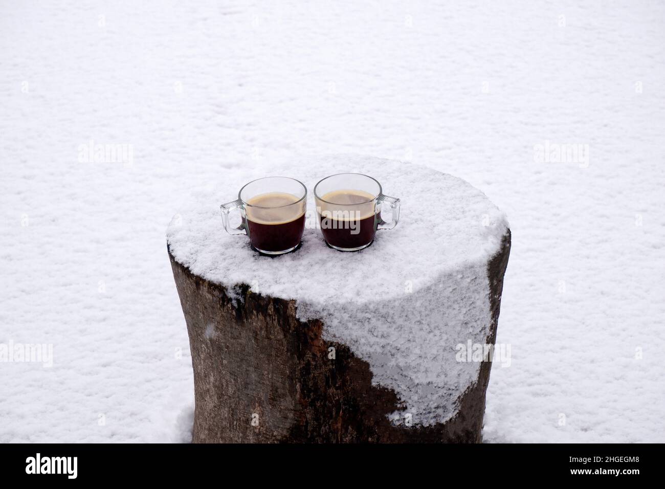 Zwei Tassen Kaffee im Winter auf dem Stumpf. Wartet auf Sie. Stockfoto
