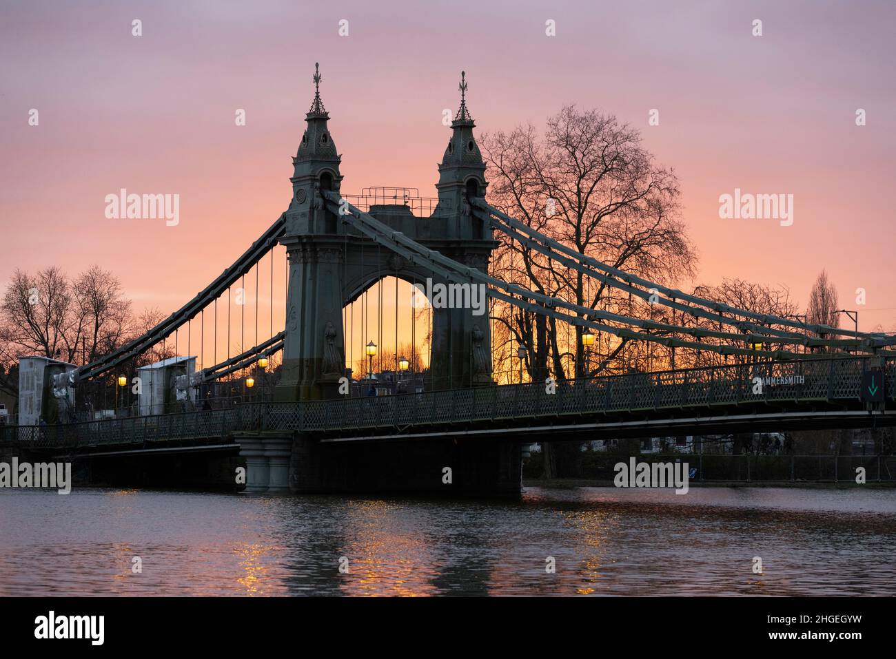 Hammersmith Bridge in der Dämmerung, während das Winterlicht in die Abenddämmerung übergeht, West London, England, Großbritannien Stockfoto