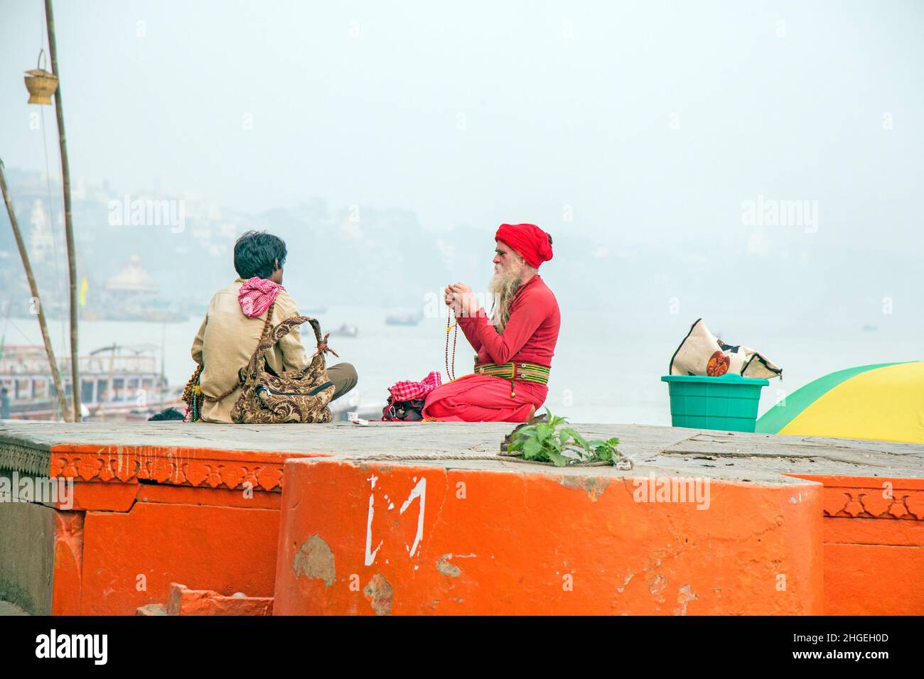 sadhu sitzt auf dem ganges Ghat varanasi indien Stockfoto