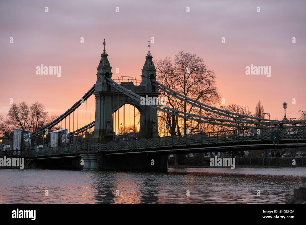 Hammersmith Bridge in der Dämmerung, während das Winterlicht in die Abenddämmerung übergeht, West London, England, Großbritannien Stockfoto