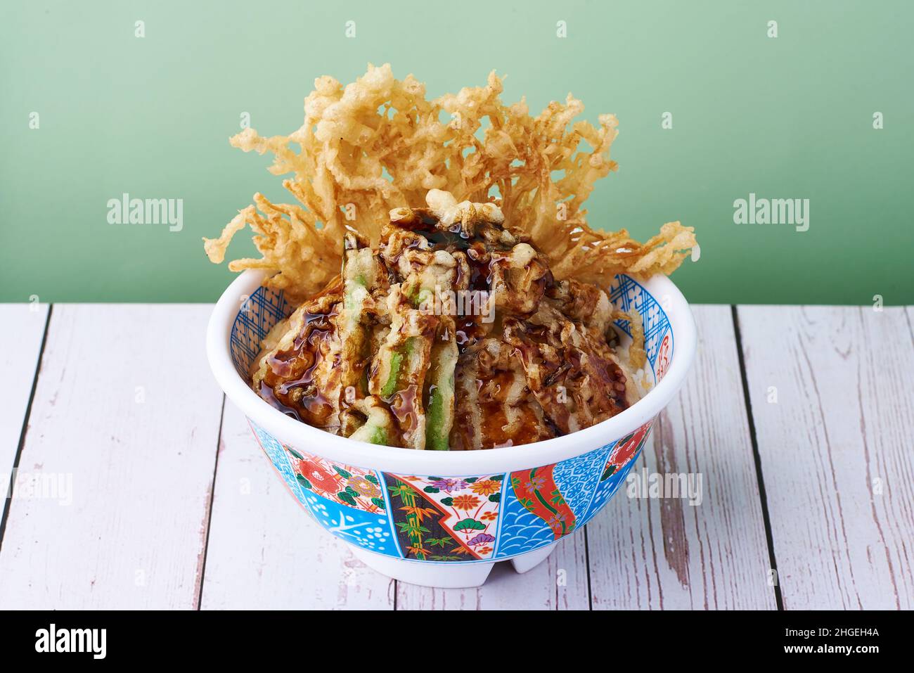 Japanisches Essen Reiszendon in farbenfroher Schale auf Holzhintergrund Stockfoto