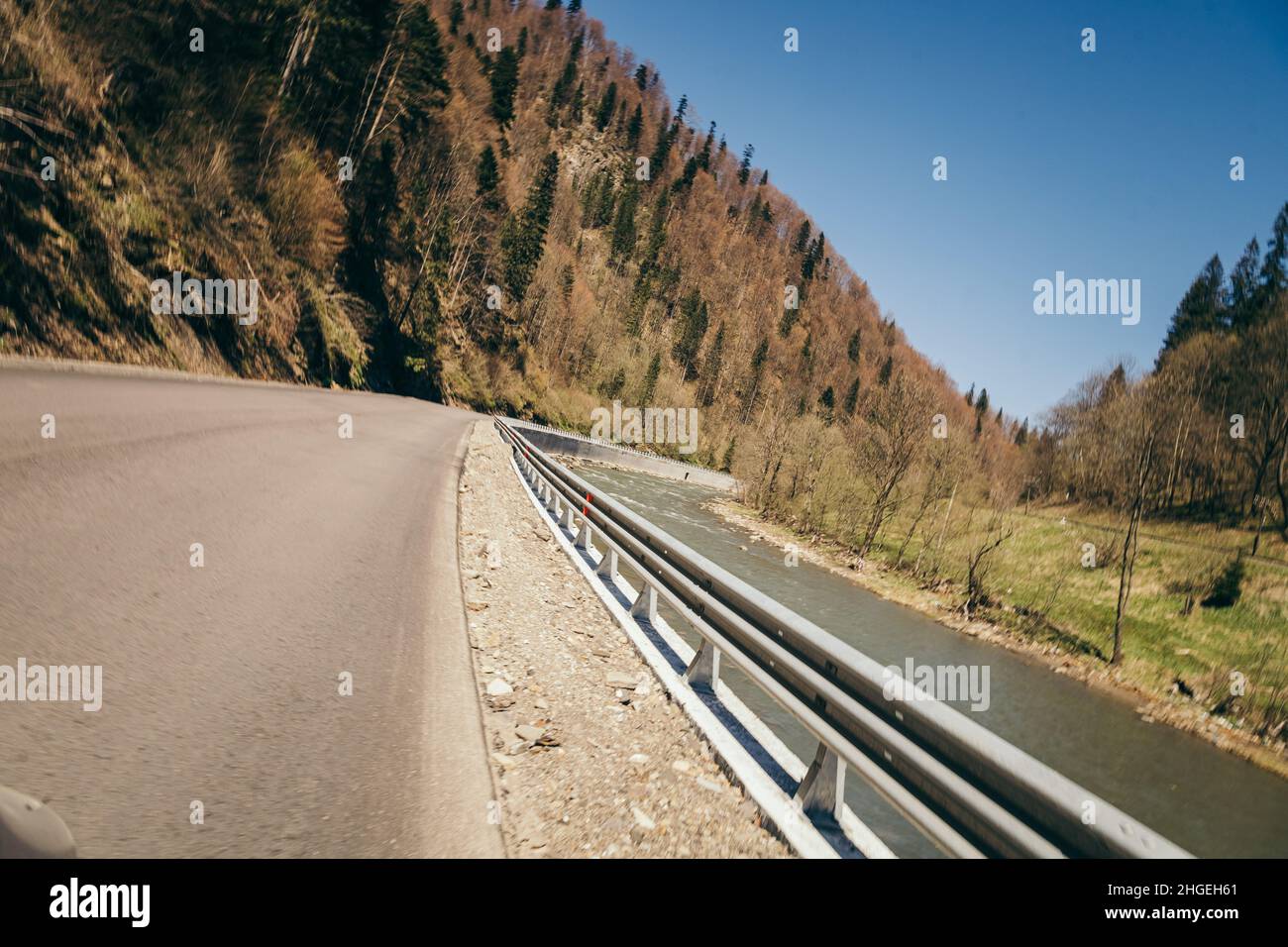 Bergstraße Ärger Fluss, Mischwald und Zaun Stockfoto