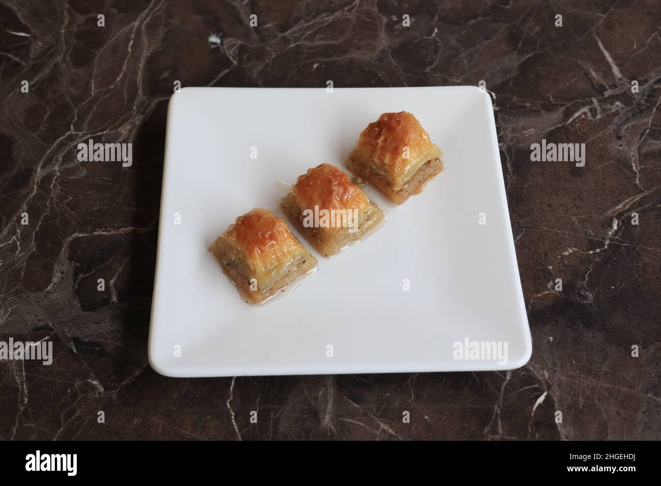 Baklava ist ein mehrschichtiges Gebäck aus Filoteig, gefüllt mit gehackten Nüssen und gesüßt mit Sirup oder Honig. Stockfoto