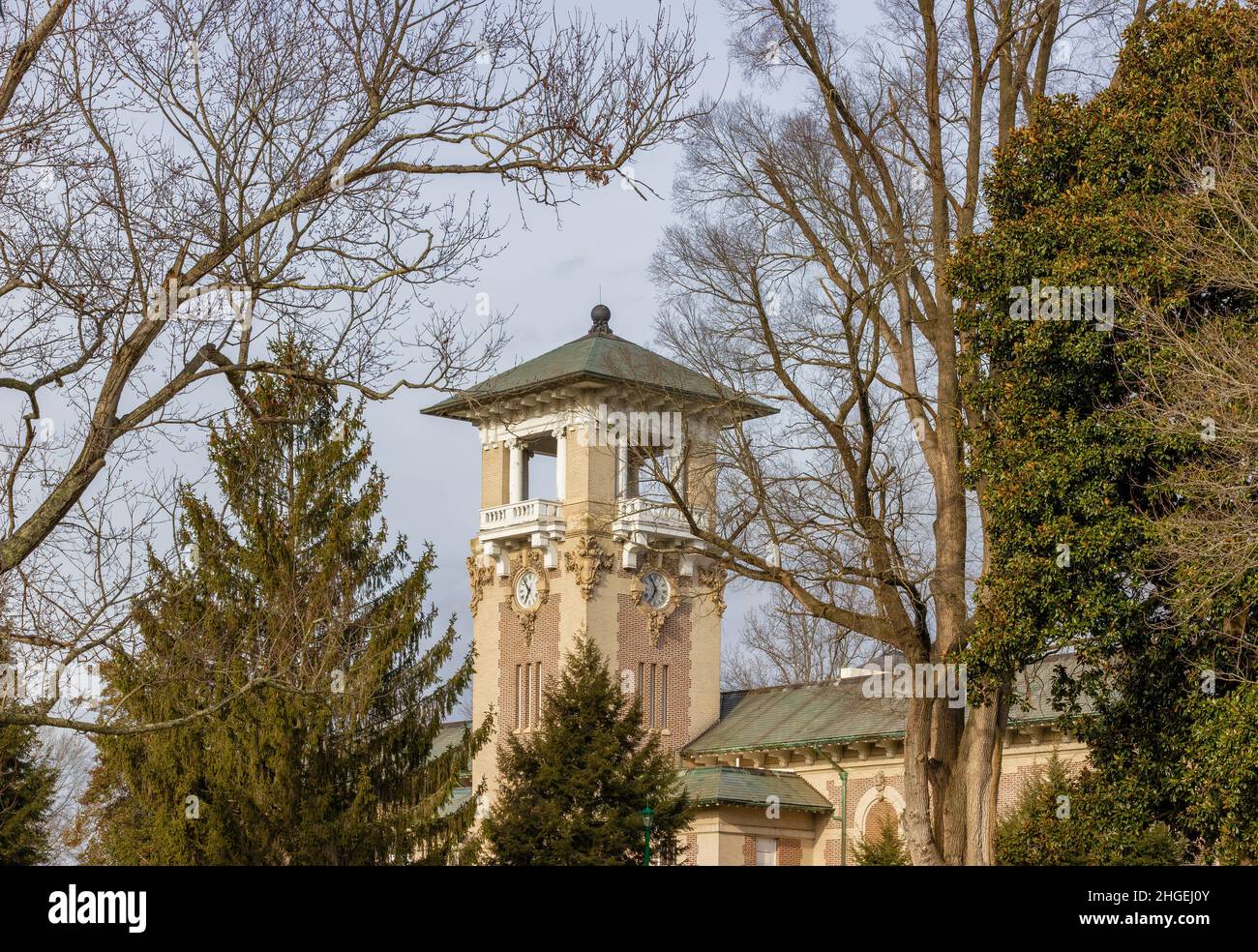 Johnson City, Tennessee, USA - 24. Dezember 2021: Clock Tower auf dem Vetrans Affair-Grundstück Stockfoto