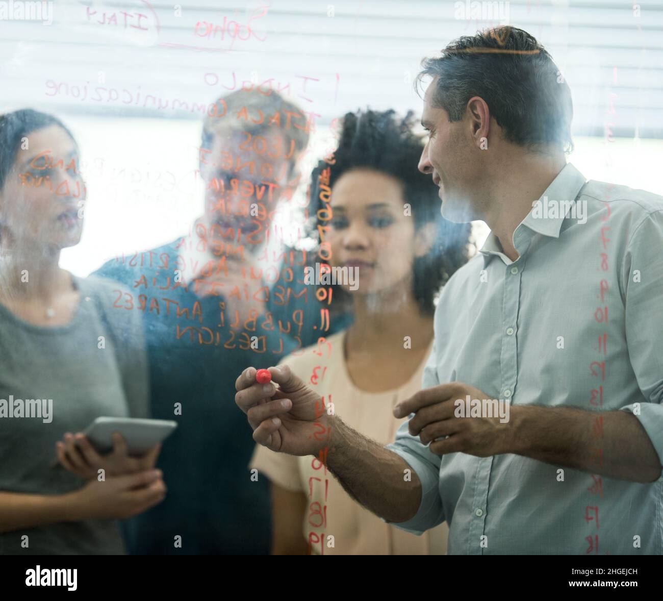 Sich etwas Neues einfallen lassen. Geschäftsleute aus dem echten Leben haben vor Ort gedreht. Da diese Orte die reale Sache sind, und nicht in einem "Büro-Studio gedreht Stockfoto