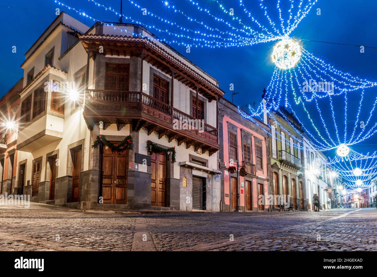 Beleuchtete Hauptstraße im historischen Teror, Gran Canaria, Kanarische Inseln, Spanien Stockfoto