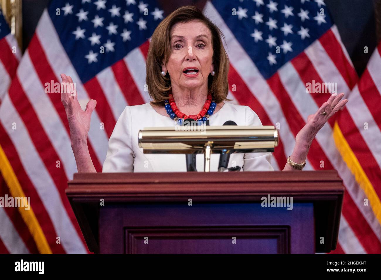 Washington, DC, USA. 20th Januar 2022. Die Sprecherin des Repräsentantenhauses, Nancy Pelosi, hält am 20. Januar 2022 eine Rede während einer Pressekonferenz im US-Kapitol in Washington, DC, USA. Sprecher Pelosi stellte Fragen zur Schaffung von Arbeitsplätzen im Jahr 2021, zur Niederlage des Gesetzes über die Stimmrechte im Senat und zur Kriminalität in Amerika. Quelle: Shawn Thew/Pool via CNP/dpa/Alamy Live News Stockfoto