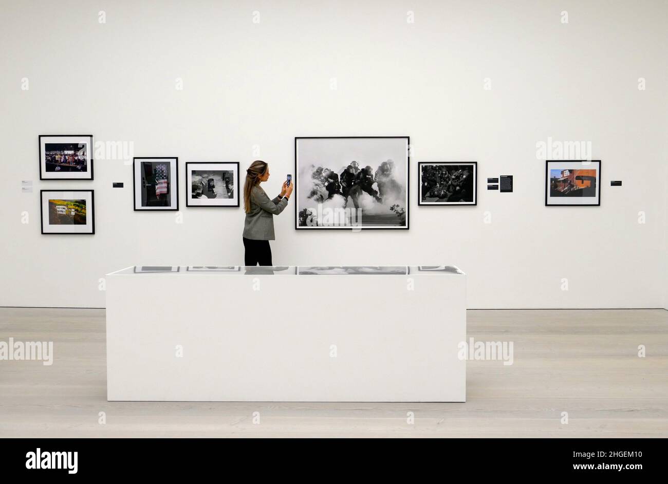 America in Crisis bringt 40 führende amerikanische Fotografen und über 120 Arbeiten zusammen, die den sozialen Wandel in den USA von den 1960s bis heute untersuchen. Organisiert von der Saatchi Gallery, wird die Ausstellung von Sophie Wright, Gregory Harris vom High Museum of Art in Atlanta und DER IN LA ansässigen Fotografin und Wissenschaftlerin Tara Pixley kuratiert. Stockfoto