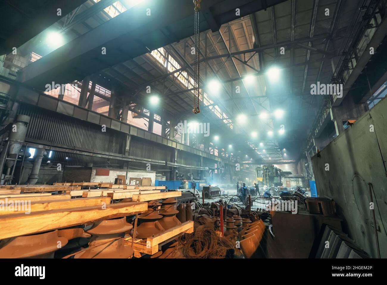 Das Innere des großen Industriemetallurgie-Fabrikgebäudes. Modernes Industrieunternehmen. Stockfoto