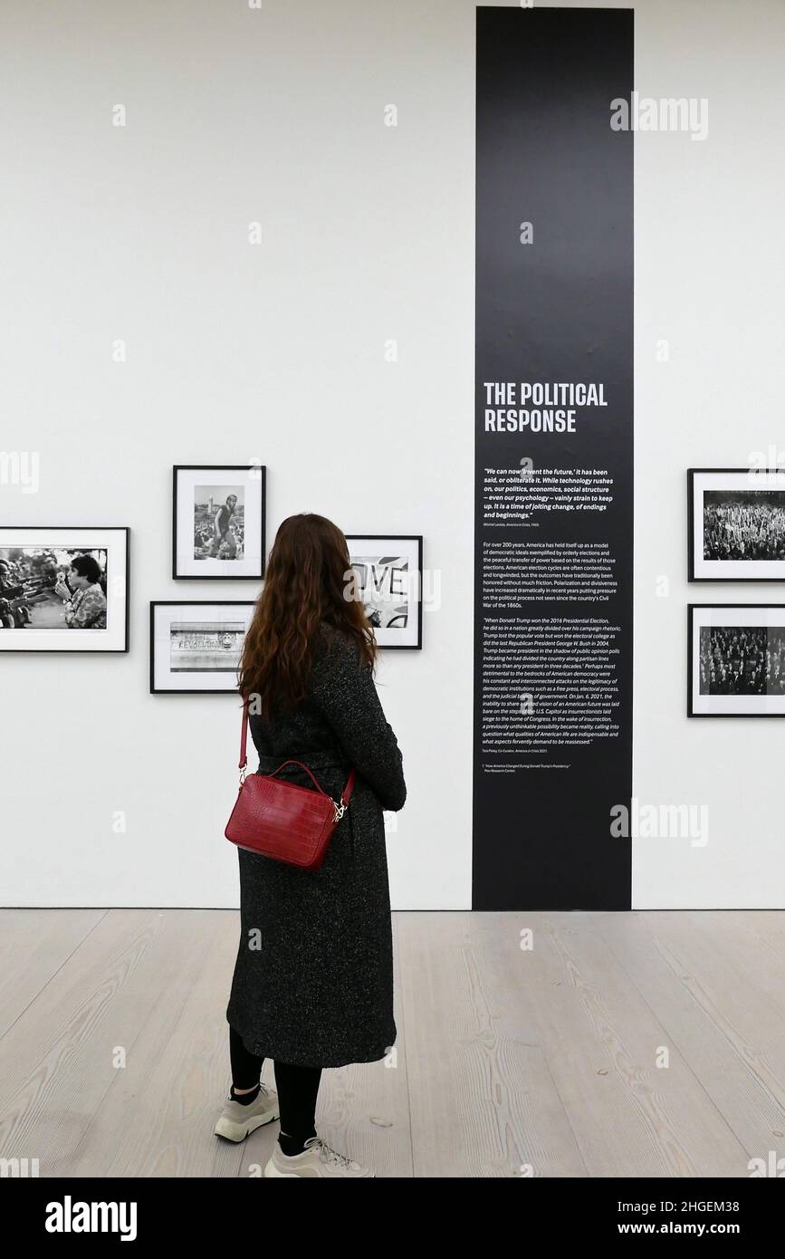 America in Crisis bringt 40 führende amerikanische Fotografen und über 120 Arbeiten zusammen, die den sozialen Wandel in den USA von den 1960s bis heute untersuchen. Organisiert von der Saatchi Gallery, wird die Ausstellung von Sophie Wright, Gregory Harris vom High Museum of Art in Atlanta und DER IN LA ansässigen Fotografin und Wissenschaftlerin Tara Pixley kuratiert. Stockfoto