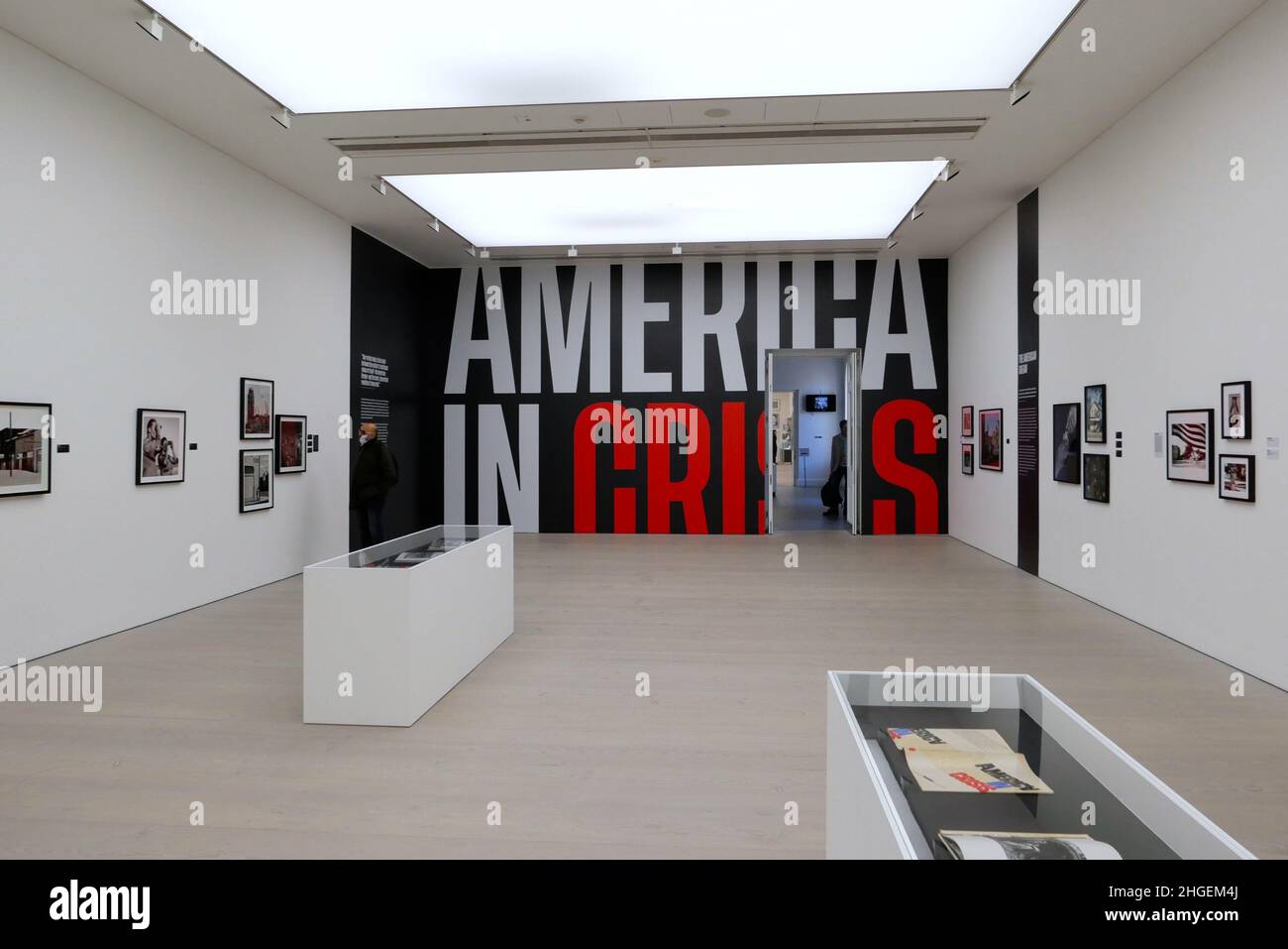 America in Crisis bringt 40 führende amerikanische Fotografen und über 120 Arbeiten zusammen, die den sozialen Wandel in den USA von den 1960s bis heute untersuchen. Organisiert von der Saatchi Gallery, wird die Ausstellung von Sophie Wright, Gregory Harris vom High Museum of Art in Atlanta und DER IN LA ansässigen Fotografin und Wissenschaftlerin Tara Pixley kuratiert. Stockfoto