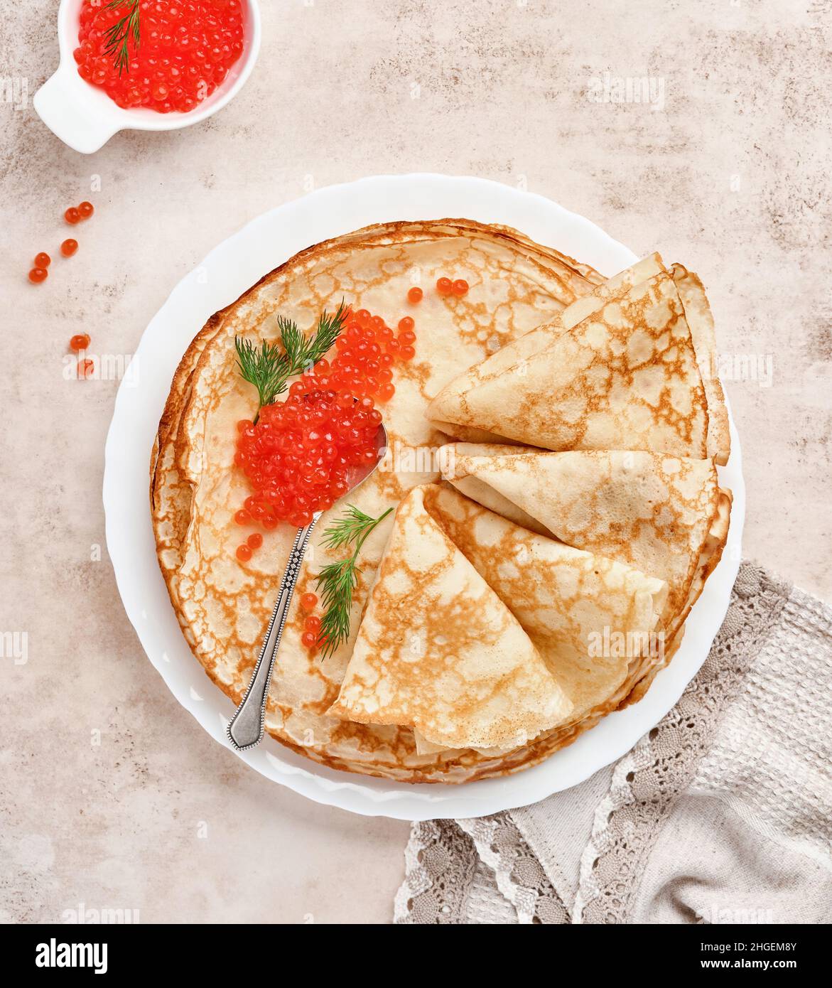 Crepes, dünne Pfannkuchen, russische Pfannkuchen mit rotem Kaviar auf grauem Teller. Marmorhintergrund. Speicherplatz kopieren. Draufsicht. Stockfoto