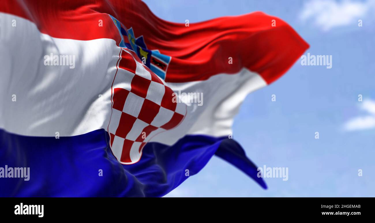 Detail der Nationalflagge Kroatiens, die an einem klaren Tag im Wind winkt. Demokratie und Politik. Patriotismus. Europäisches Land. Selektiver Fokus. Stockfoto