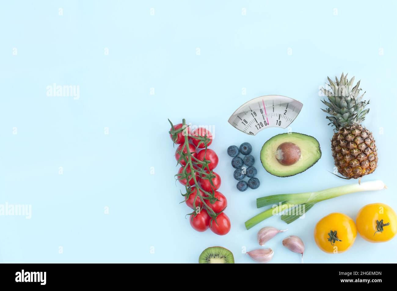 Diät-Bad Waage Design aus Obst und Gemüse Stockfoto
