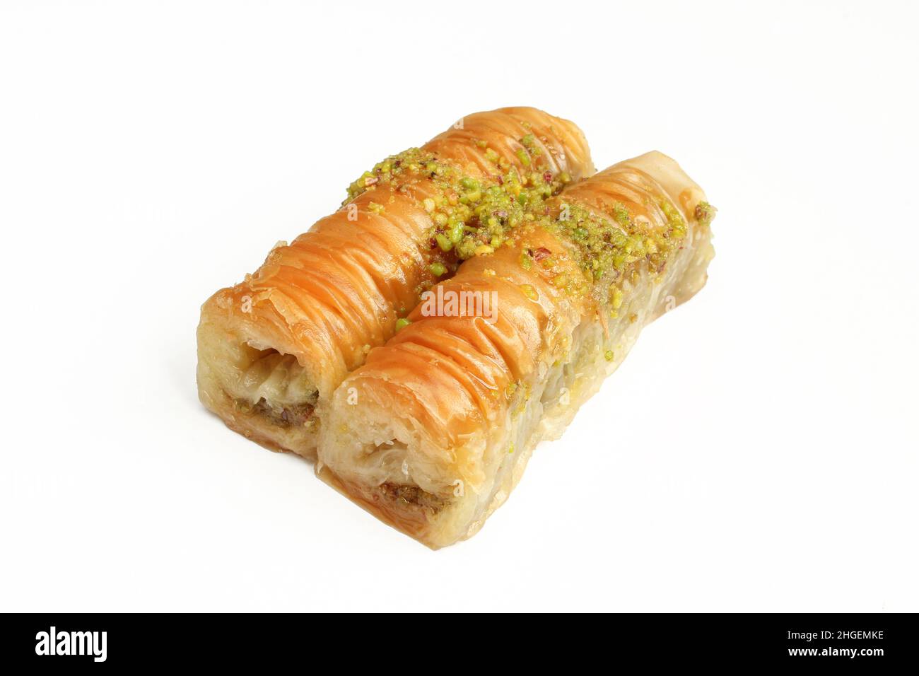 Gerollte Baklava mit Pistazien isoliert auf weißem Hintergrund. Türkische Delikatesse Stockfoto