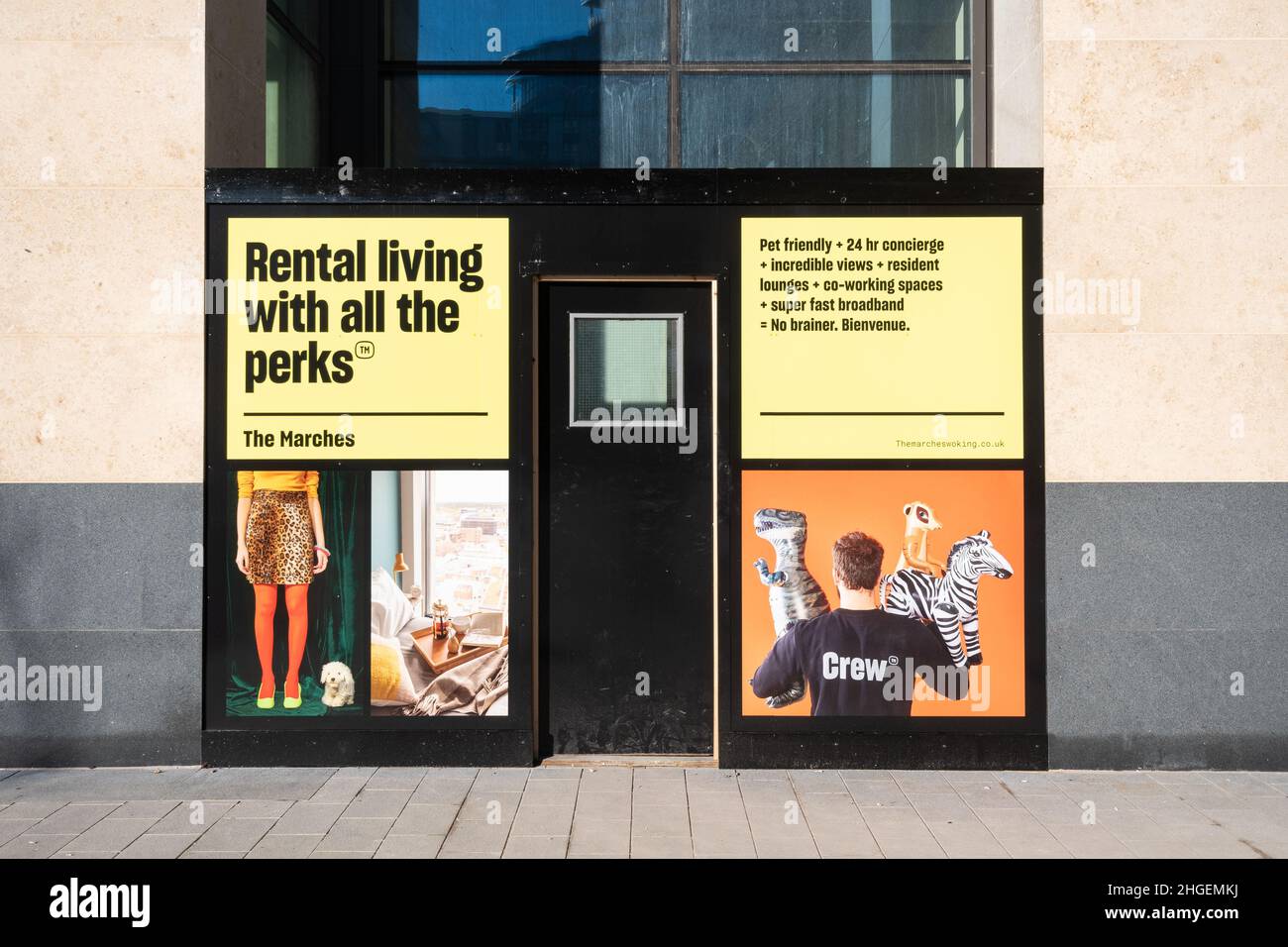 Werbung auf den Marken, einem neuen Wohnblock, Werbung für Mietwohnervergünstigungen, Victoria Square Development, Woking, Surrey, UK, Januar 2022 Stockfoto