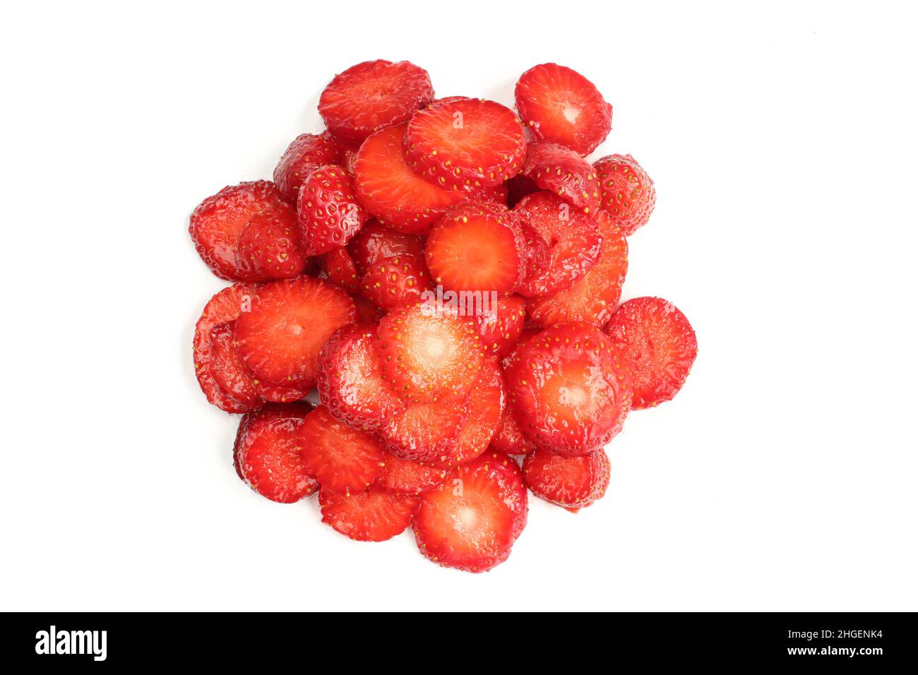 Erdbeeren in kleinen Stücken gehackt. Haufen geschnittener Früchte isoliert auf weißem Hintergrund Stockfoto