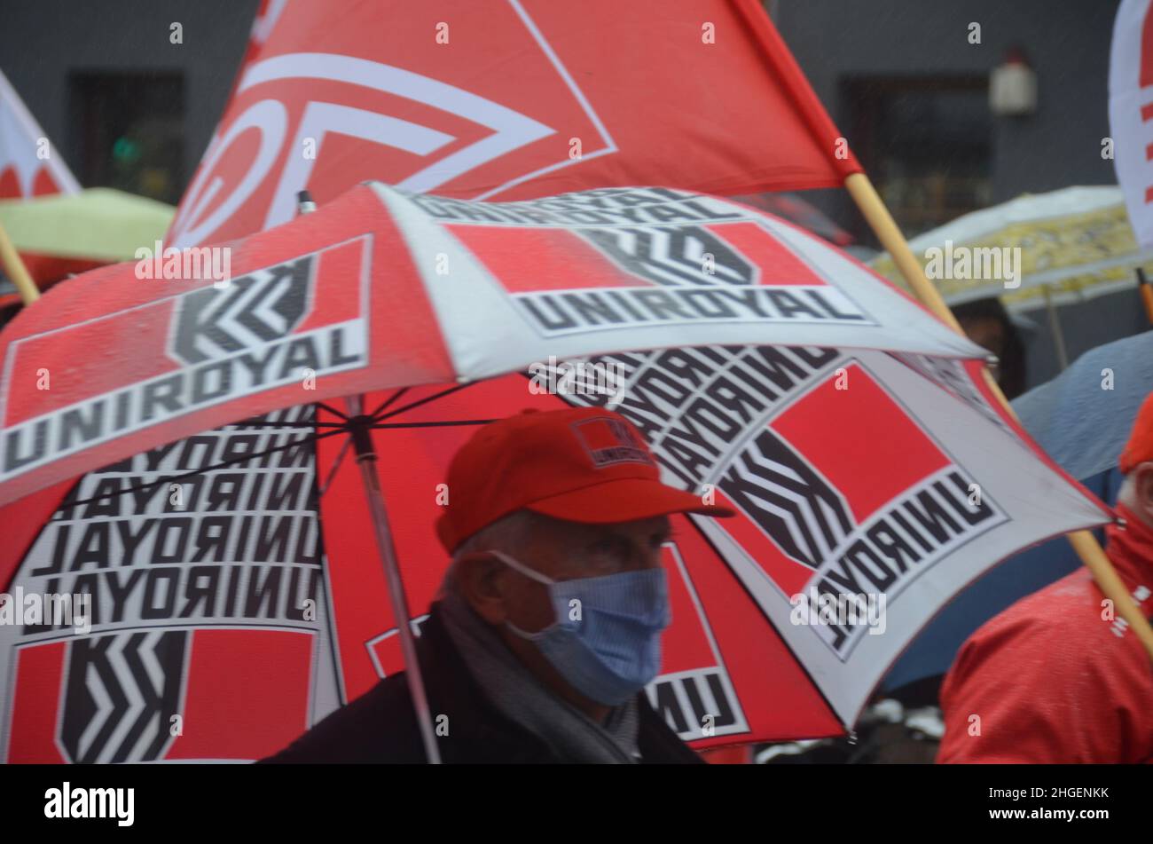 Aachen: 24.09.2020 – Tausende, die gegen die geplante Schließung des Continental-Reifenwerks demontieren Stockfoto