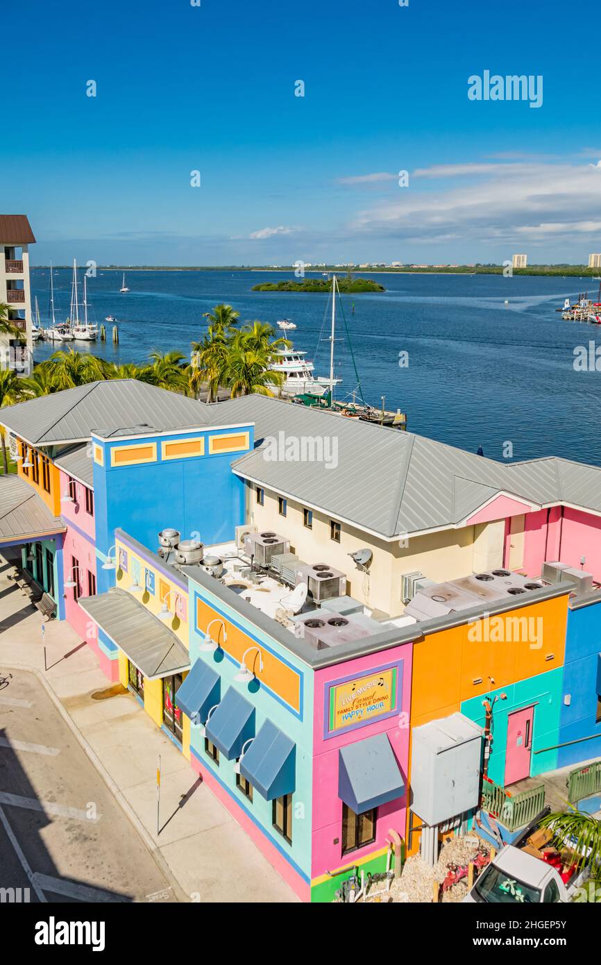 Farbenfrohes Restaurant am Wasser in Fort Myers, Florida, USA Stockfoto
