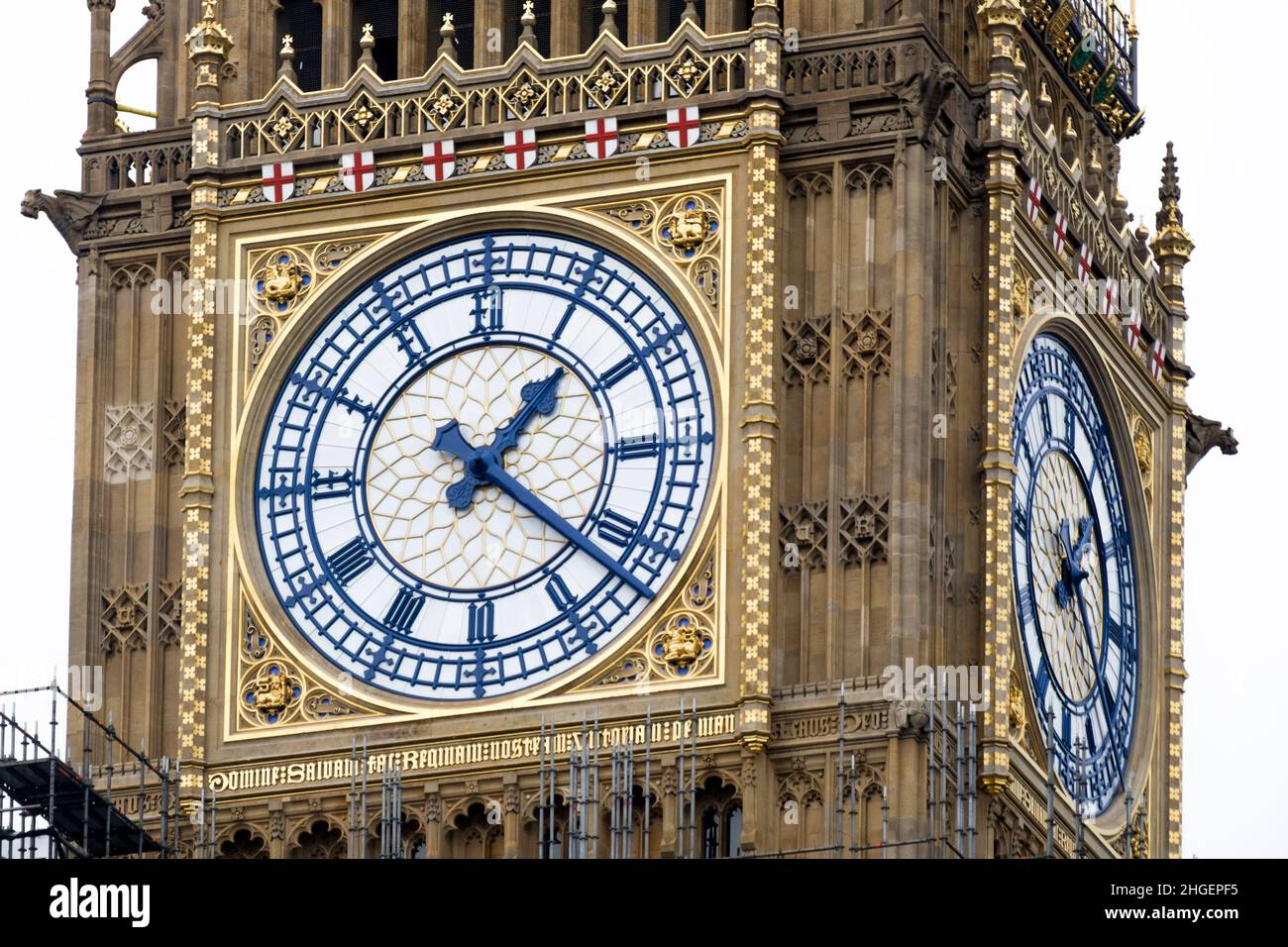 Restaurierte Uhr des Big Ben Uhrturms mit Restaurierung der original preußisch-blauen Farbe für die Zeiger und das Gesicht der Uhr. Stockfoto
