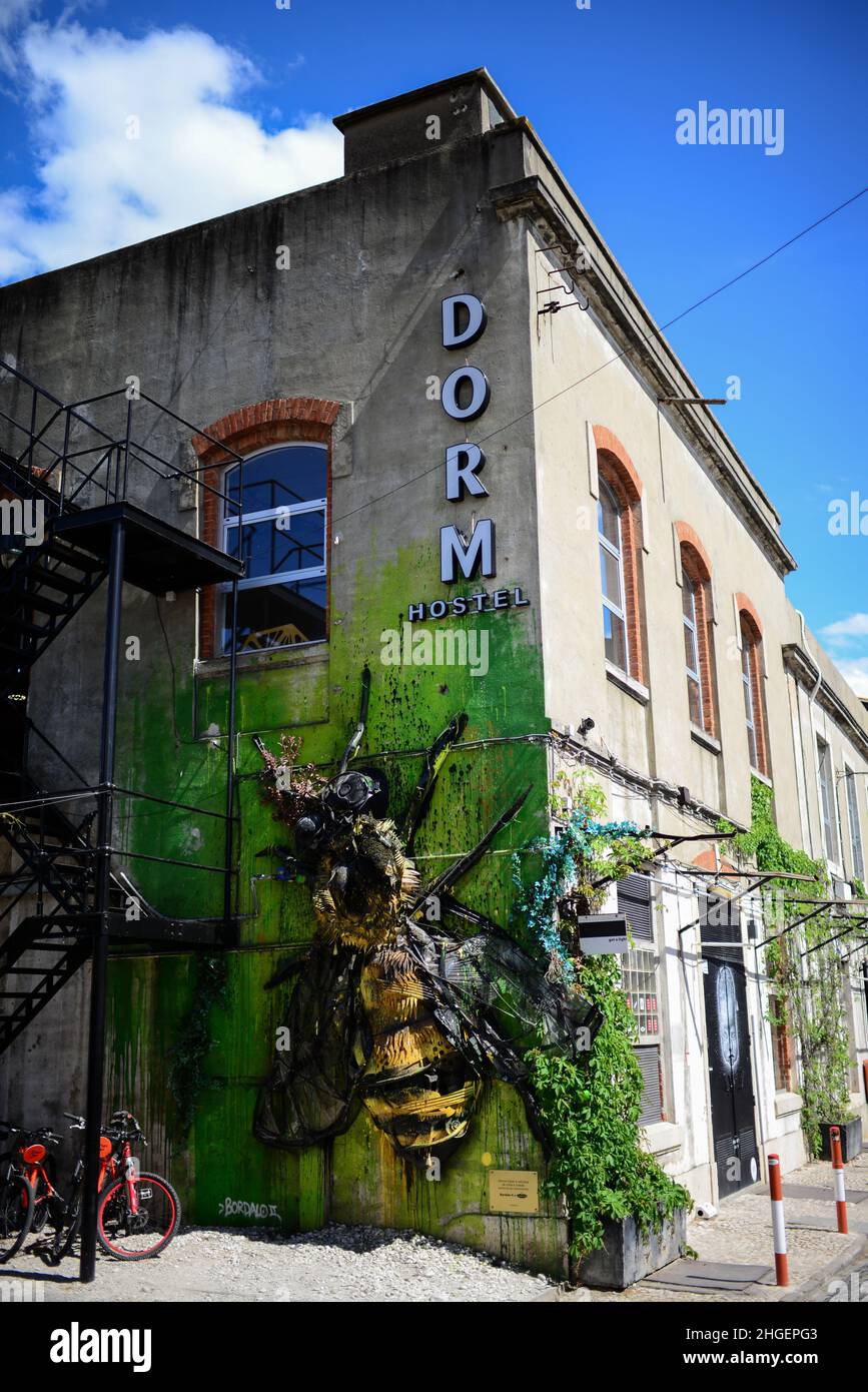 Außenansicht des Dorm Hostel. LxFactory ist ein historischer Industriekomplex, der eine Reihe von Kunsthändlern und einzigartigen Restaurants in Lisb beherbergt Stockfoto