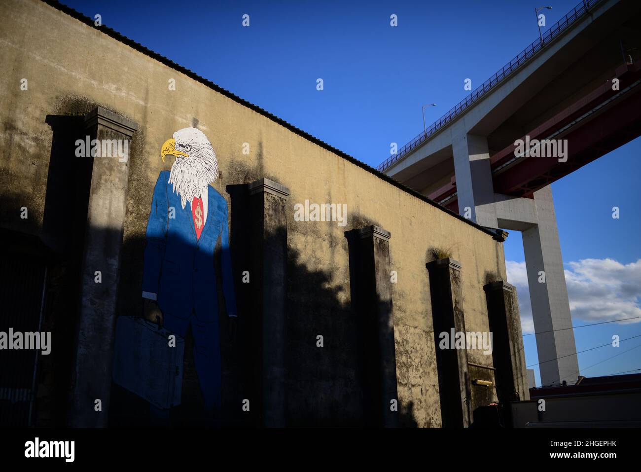 „der Adler ist Teil II“-Graffiti eines Adlers in einem Geschäftsanzug zeigt den amerikanischen Kapitalismus/Korporatismus und seine globalen Auswirkungen auf die Städte. L Stockfoto