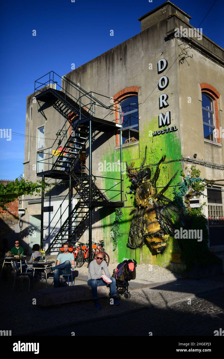 Außenansicht des Dorm Hostel. LxFactory ist ein historischer Industriekomplex, der eine Reihe von Kunsthändlern und einzigartigen Restaurants in Lisb beherbergt Stockfoto