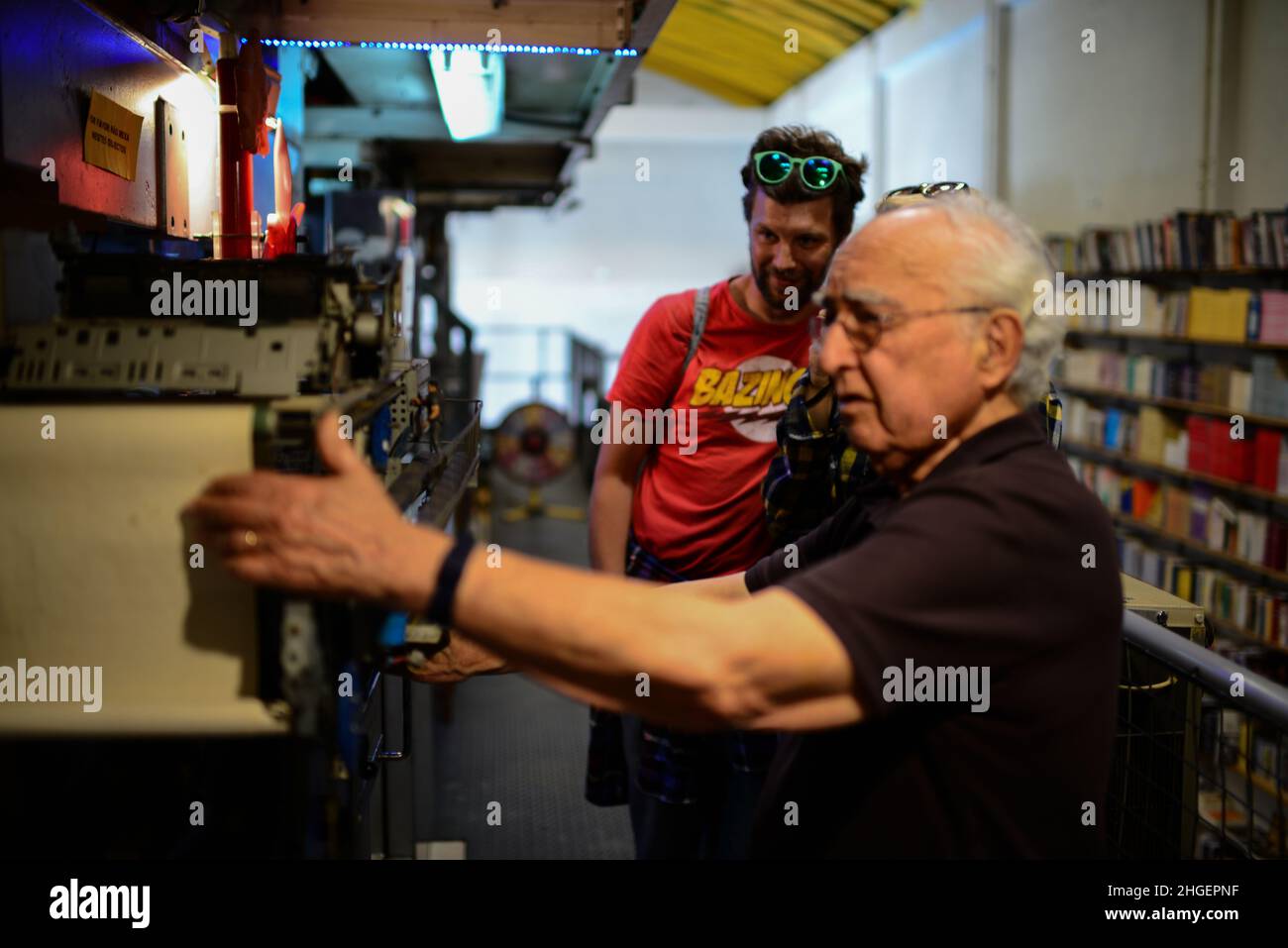 Ausstellung des Erfinders Pietro Proserpio in der Buchhandlung „Ler Devagar“ („Read Slowly“), die zu einem der 10 schönsten Buchhandlungen der Welt zählt. LxFa Stockfoto