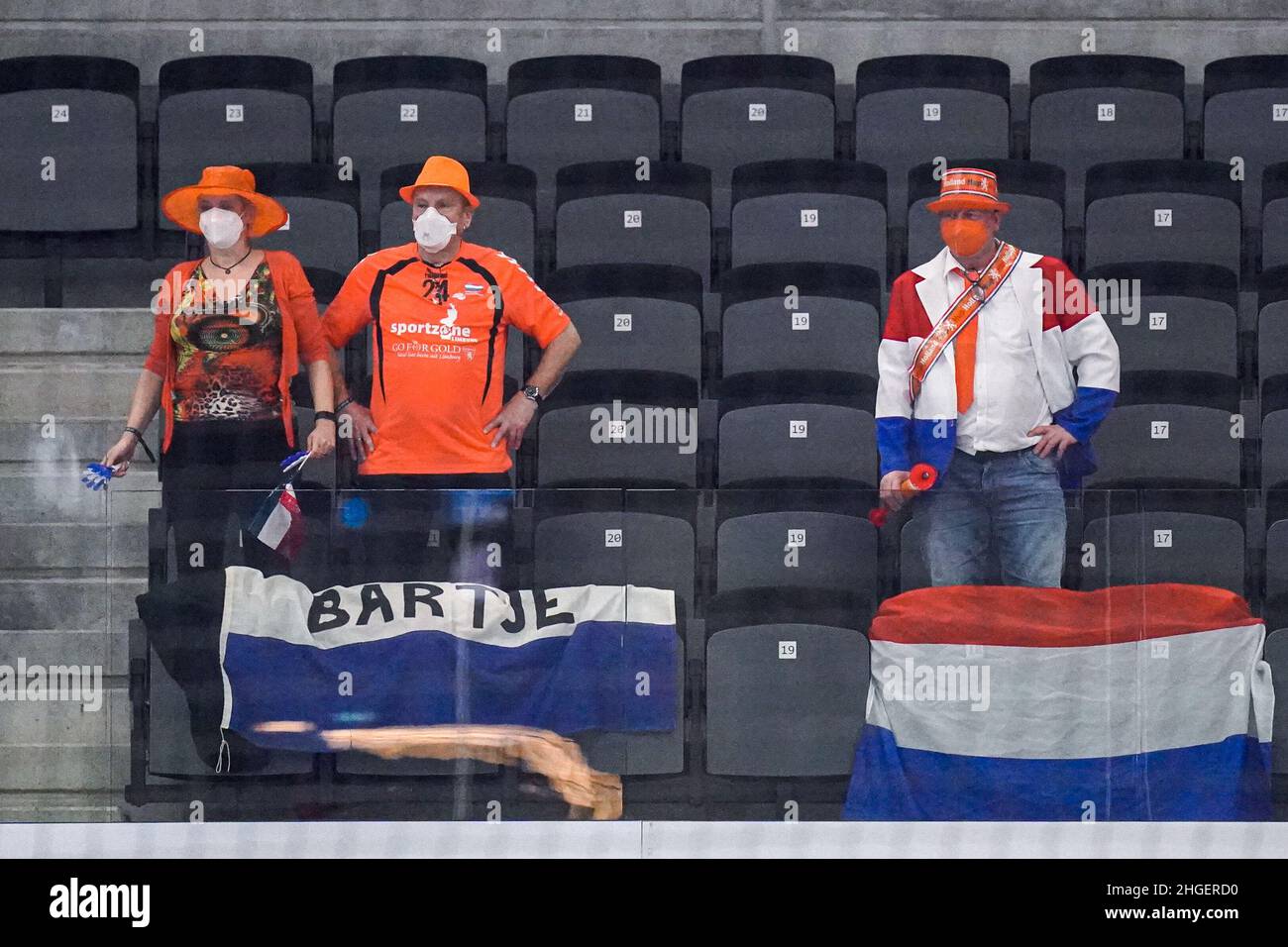 Budapest, Ungarn. 20th Januar 2022. BUDAPEST, UNGARN - 20. JANUAR: Fans-Fans der Niederlande beim EHF Euro 2022-Spiel der Herren zwischen Frankreich und den Niederlanden am 20. Januar 2022 im MVM Dome in Budapest, Ungarn (Foto von Henk Seppen/Orange Picics) Credit: Orange Pics BV/Alamy Live News Stockfoto