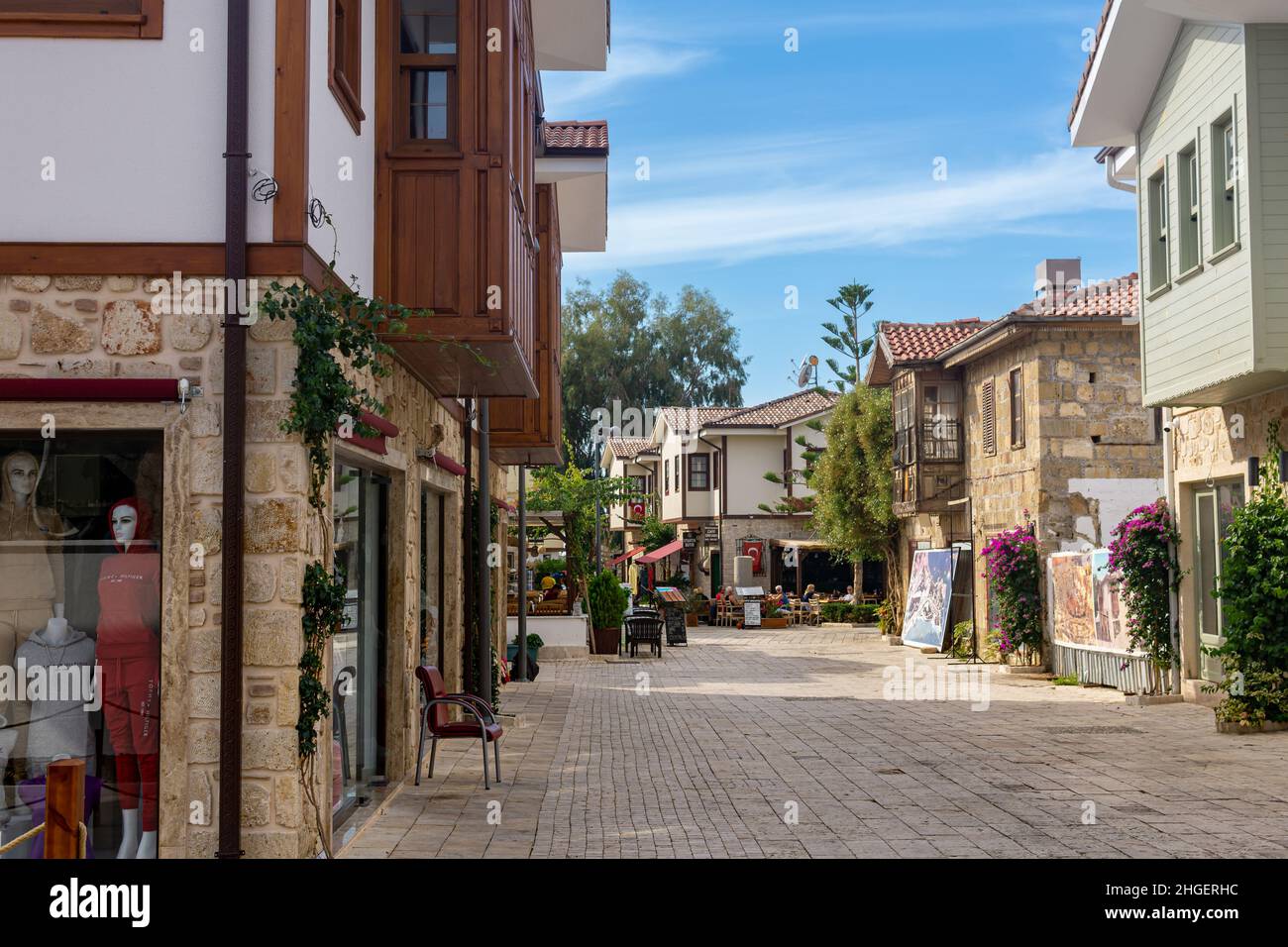 Manavgat, Türkei - 13. November 2021: Straße mit Geschäften im historischen Touristenviertel von Side Stockfoto