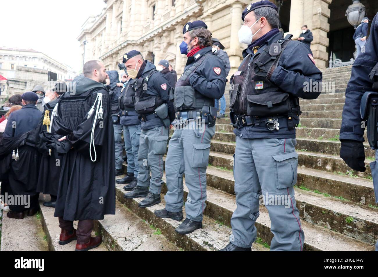 Die Polizei verhindert, dass No Vax-Anwälte am 20. Januar 2022 das Kassationsgericht in Rom, Italien, betreten. Nach den neuesten Regeln der italienischen Regierung, die Gerichte zu betreten, wie Büros, Friseure, Busse, Züge, Restaurants, Kinos, Fitness-Studios usw. müssen mit dem „Green Pass“-Zertifikat ausgezeichnet werden. Um einen gültigen Green Pass zu erhalten, sollte man zwei Covid 19 Impfstoffdosen erhalten oder von der Infektion geheilt werden. Darüber hinaus ist der Covid 19-Impfstoff für alle Arbeitnehmer und für Menschen über 50 Jahre obligatorisch. Keine Vax-Anwälte kämpfen für ihr Recht, ihre Kunden ohne das Green Pass-Zertifikat zu verteidigen und fragen italienische Staatsanwälte Stockfoto