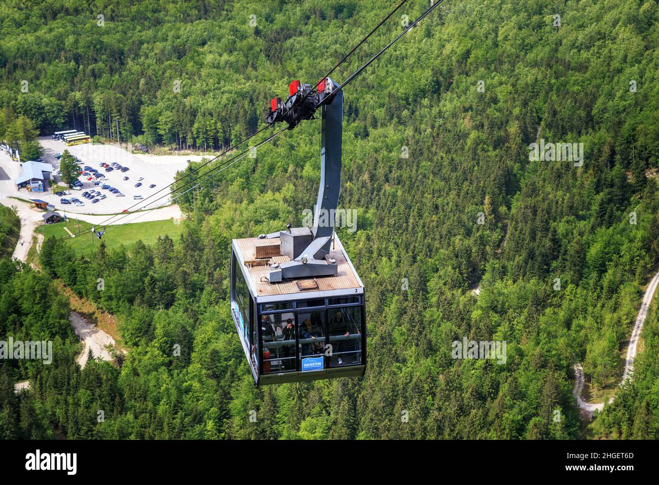OBERTRAUN, ÖSTERREICH - 18. MAI 2019: Das ist die Kabine der Dachsteinbahn in Bewegung. Stockfoto OBERTRAUN, ÖSTERREICH - 18. MAI 2019: Das ist die Kabine der Dachsteinbahn in Bewegung. Stockfoto