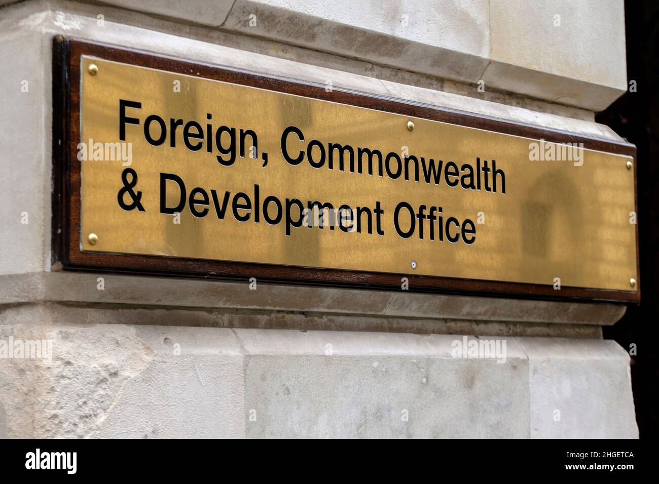 Messingschild vor dem United Kingdom Foreign, Commonwealth & Development Office (FCDO), King Charles Street, Westminster, London, Großbritannien. Stockfoto