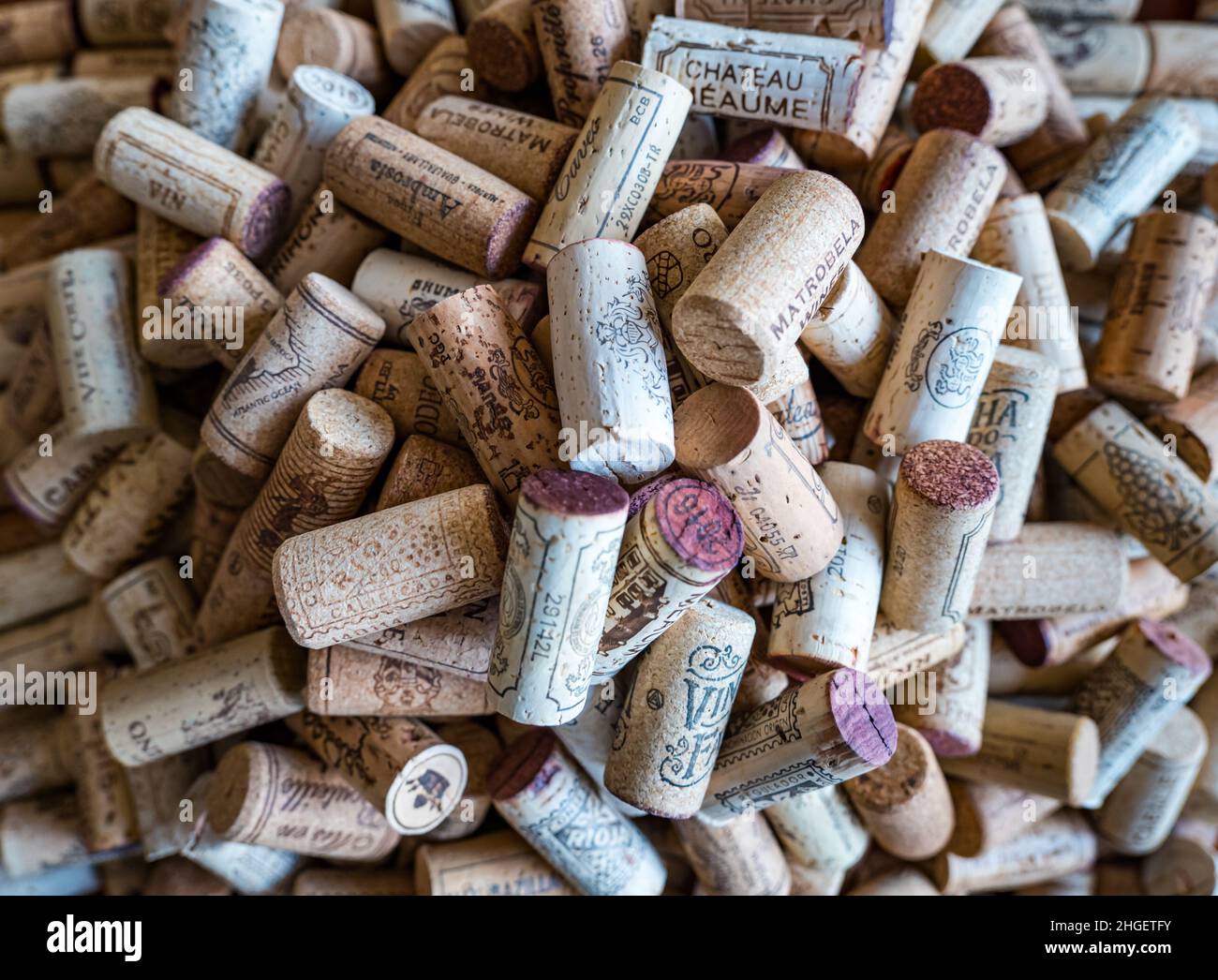 Haufen von Weinkorken, einschließlich hochwertiger französischer Weine, Rja- und Matrobela-Weine Stockfoto Haufen von Weinkorken, einschließlich hochwertiger französischer Weine, Rja- und Matrobela-Weine Stockfoto