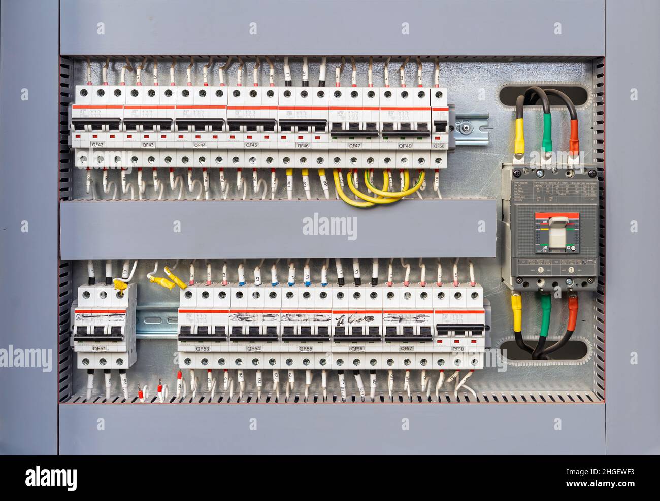 Elektrische Schalttafel mit verschiedenfarbigen Drähten und Sensoren. Elektrische Ausrüstung. Stockfoto