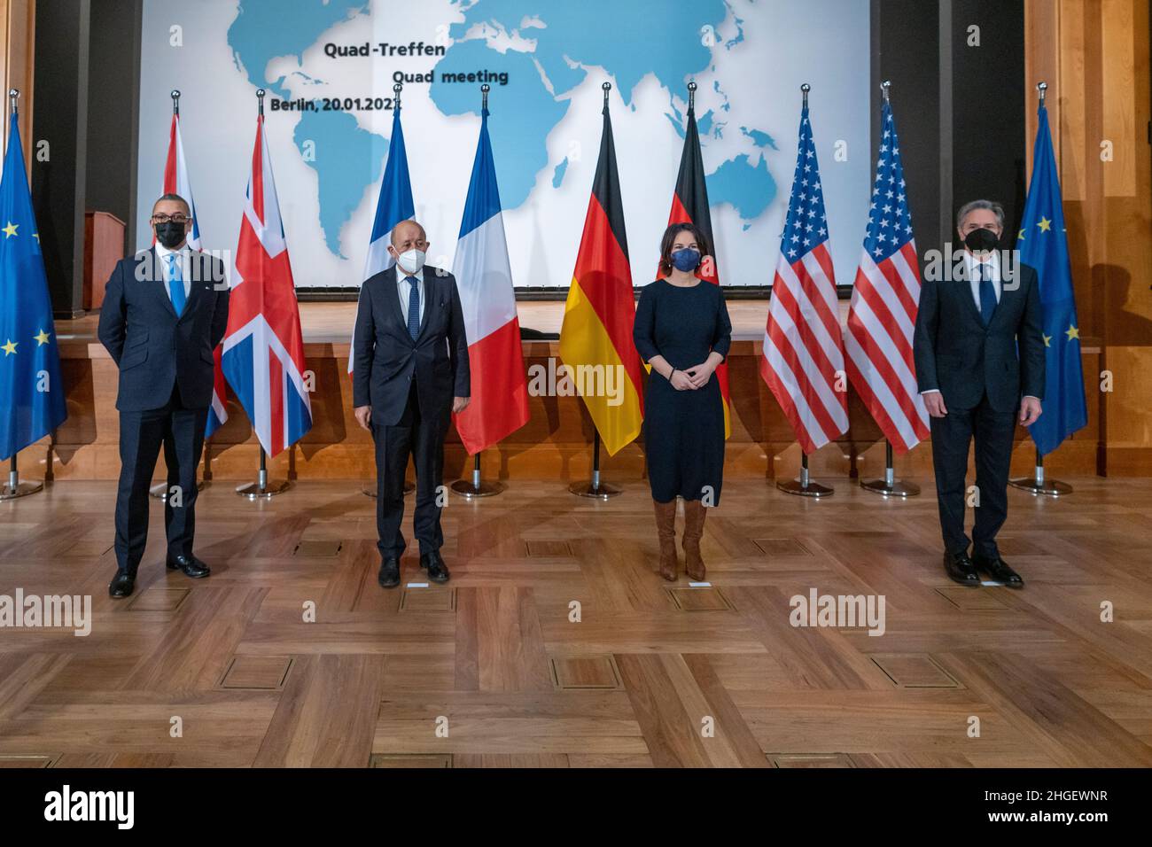 Berlin, Deutschland. 20th Januar 2022. Der US-Außenminister Antony Blinken steht mit europäischen Verbündeten vor einem Treffen über die russischen Bedrohungen der Ukraine am 20. Januar 2022 in Berlin, Deutschland. Von links nach rechts stehen: Der britische Außenminister James Clever, der französische Außenminister Jean-Yves Le Drian, die deutsche Außenministerin Annalena Baerbock und der US-Außenminister Tony Blinken. Kredit: Ron Przysucha/State Department/Alamy Live Nachrichten Stockfoto