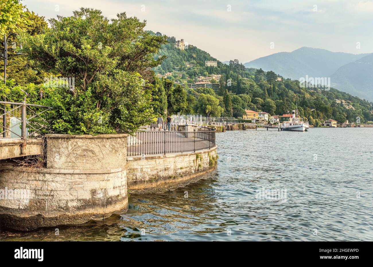 Am Ufer des Comer Sees in der Passeggiata Villa Olmo, Como, Italien Stockfoto