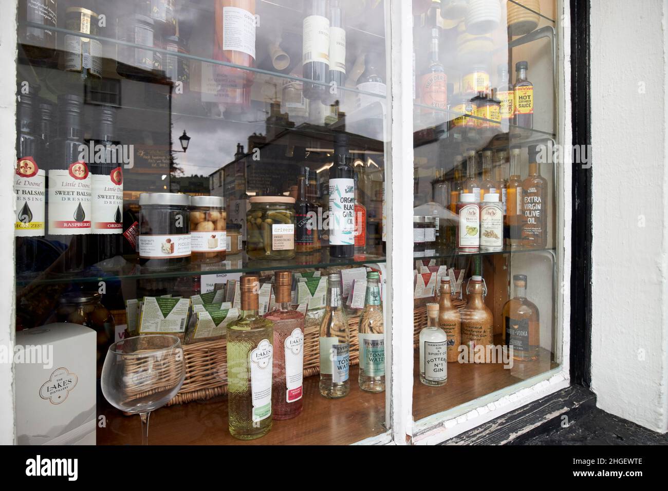 Spezialitätengerichte und -Getränke im Fenster des Honeypot-Spezialitätenladens hawkshead Village Lake District, cumbria, england, großbritannien Stockfoto