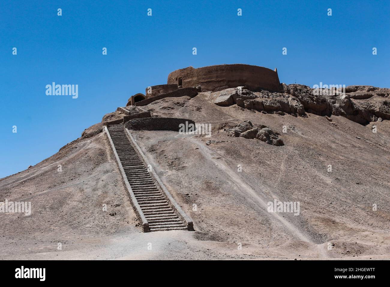 Historischer zoroastrischer Silence Tower als Begräbnisstätte in Yazd, Iran Stockfoto