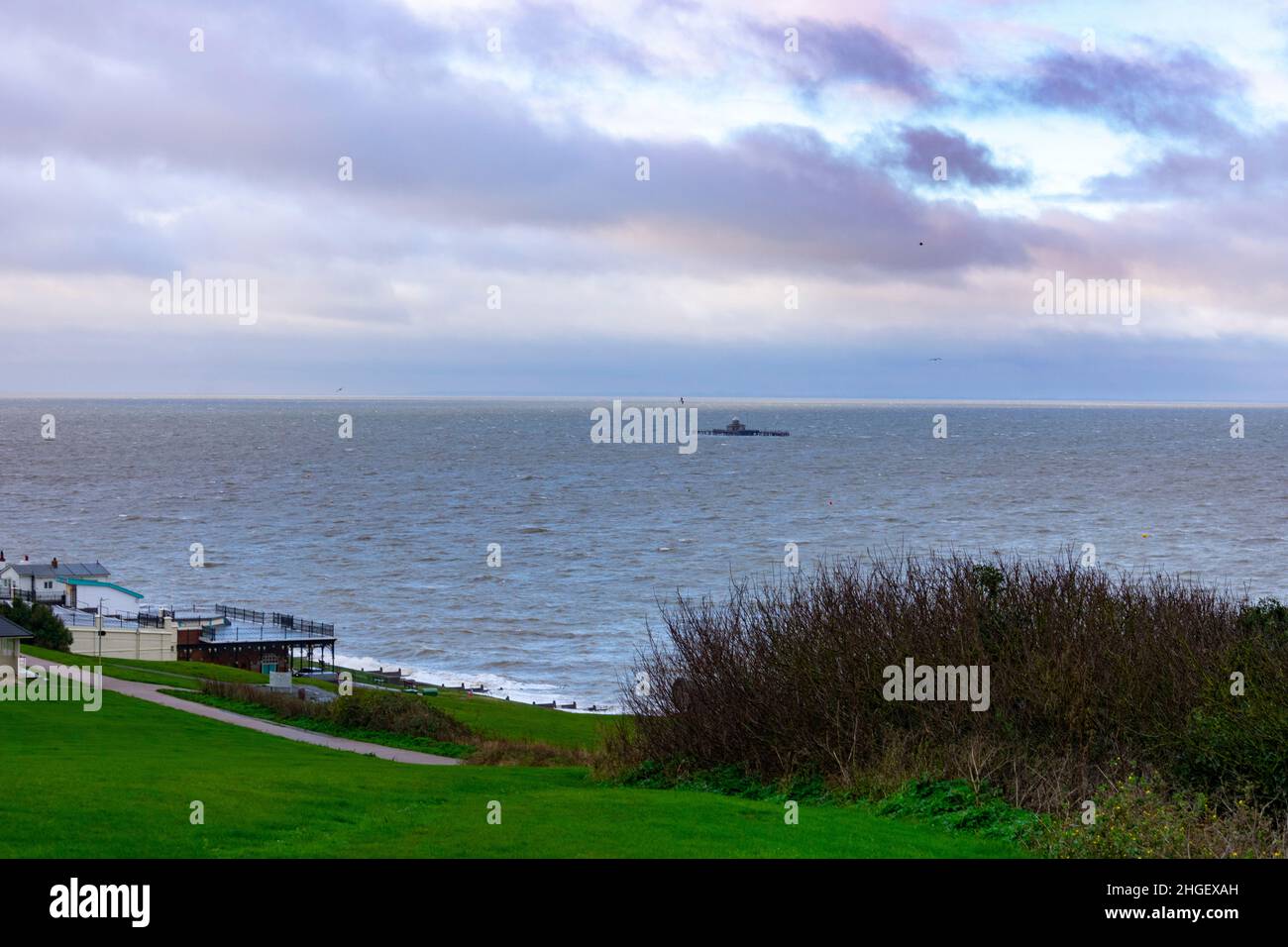 Herne Bay - die alte Pierhead von den Downs aus gesehen mit dem fernen Blick auf Southend dahinter an einem kalten Dezembermorgen. Stockfoto