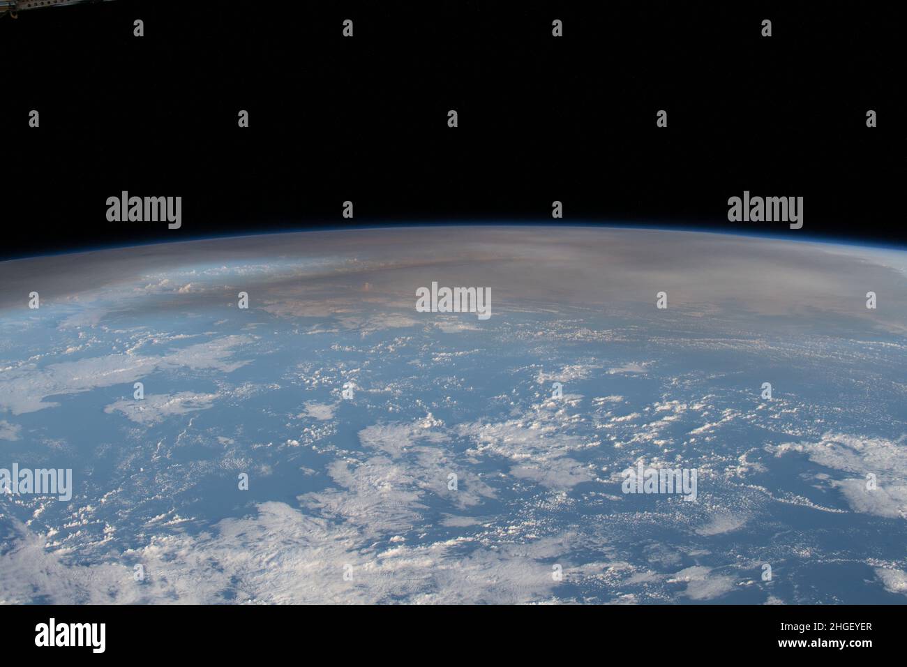 Internationale Raumstation, Erdorbit. 16. Januar 2022. Eine riesige atmosphärische Wolke aus dem heftigen Ausbruch des unter Wasser liegenden Vulkans Hunga Tonga-Hunga Ha'apai, aufgenommen von Astronauten an Bord der Internationalen Raumstation, 269 Meilen über dem Pazifischen Ozean, am 16. Januar 2022 in Earth Orbit. Die Explosion schickte eine Aschewolke 100.000 Fuß in die obere Atmosphäre und Tsunami-Wellen bis nach Kalifornien. Quelle: NASA Photo/Alamy Live News Stockfoto