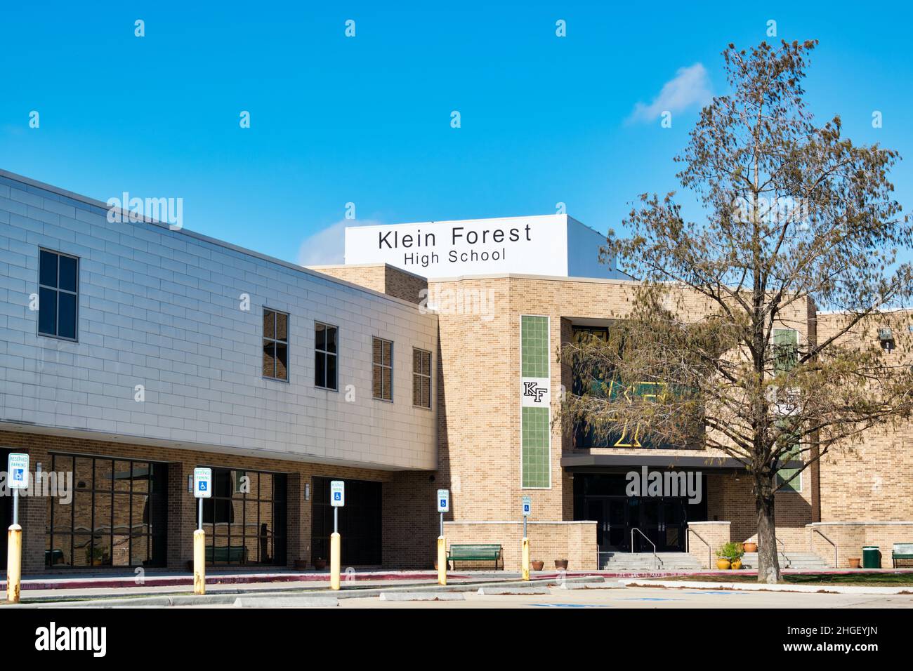 Houston, Texas USA 12-24-2021: Außenansicht der Klein Forest High School in Houston, TX. Teil der Klein ISD, gegründet 1979. Stockfoto