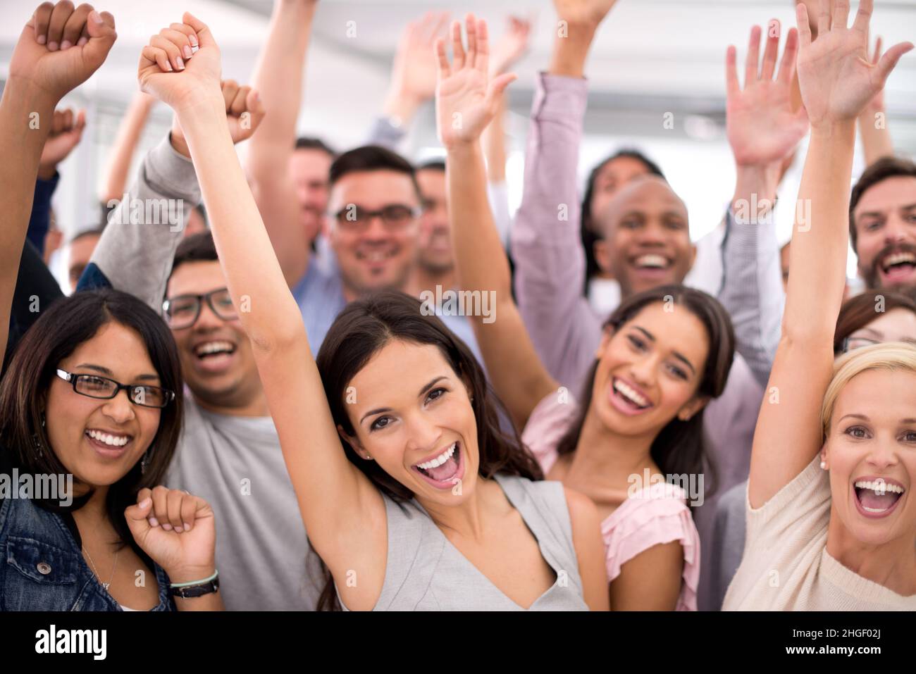 Ende des Jahres Party Woohoo. Aufnahme einer Gruppe lächelnder Geschäftsleute, die ihre Hände hochheben. Stockfoto