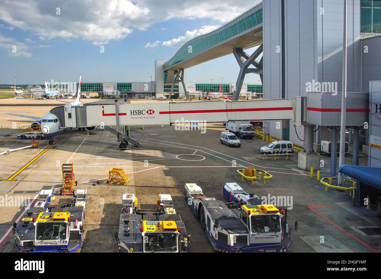 Flugzeug-Tor und Straßenüberführung, Nord-Terminal, Flughafen London-Gatwick, Crawley, West Sussex, England, Vereinigtes Königreich Stockfoto