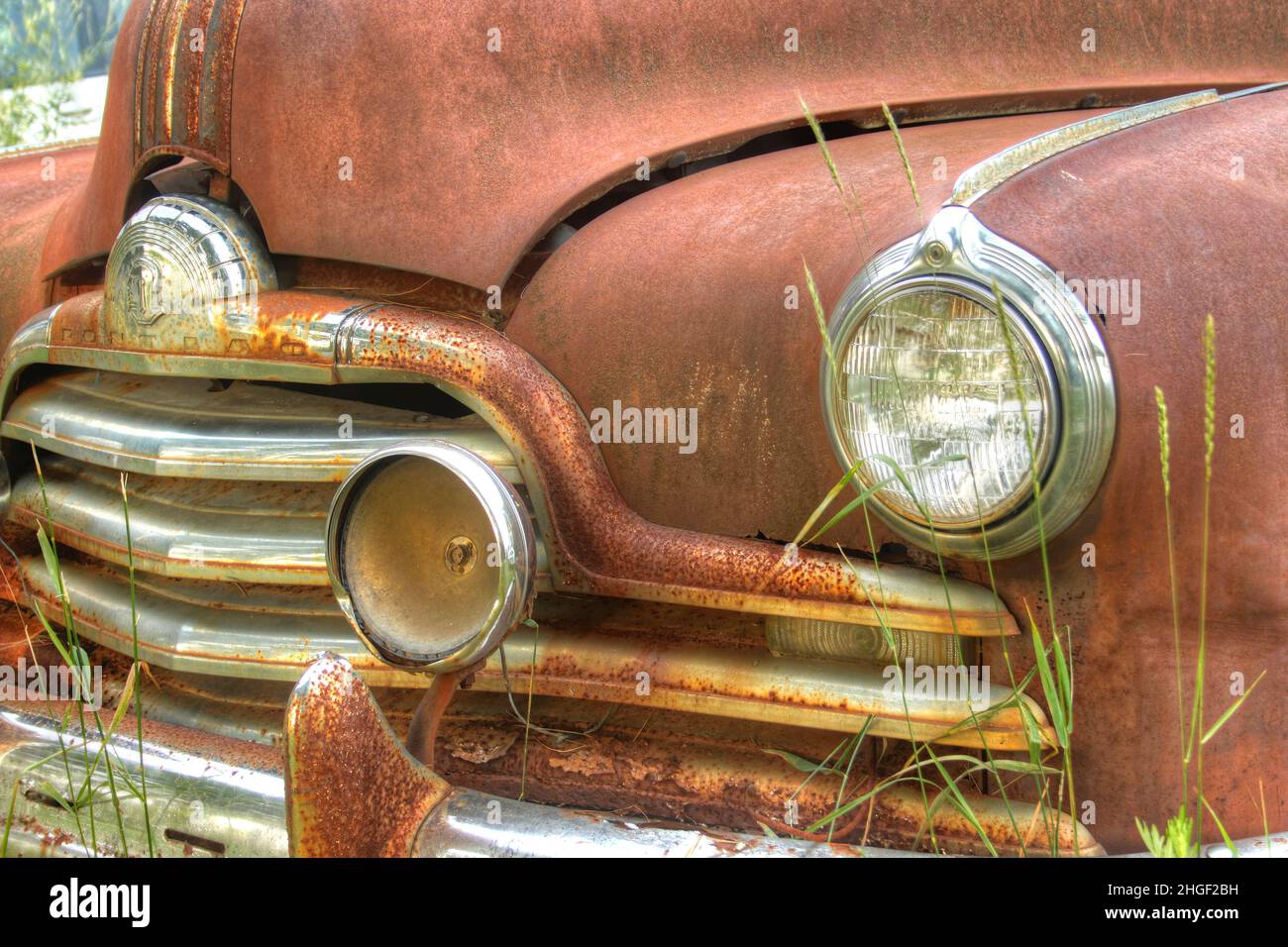 Vorderteil eines verlassenen rostigen alten Autos auf einem Feld Stockfoto