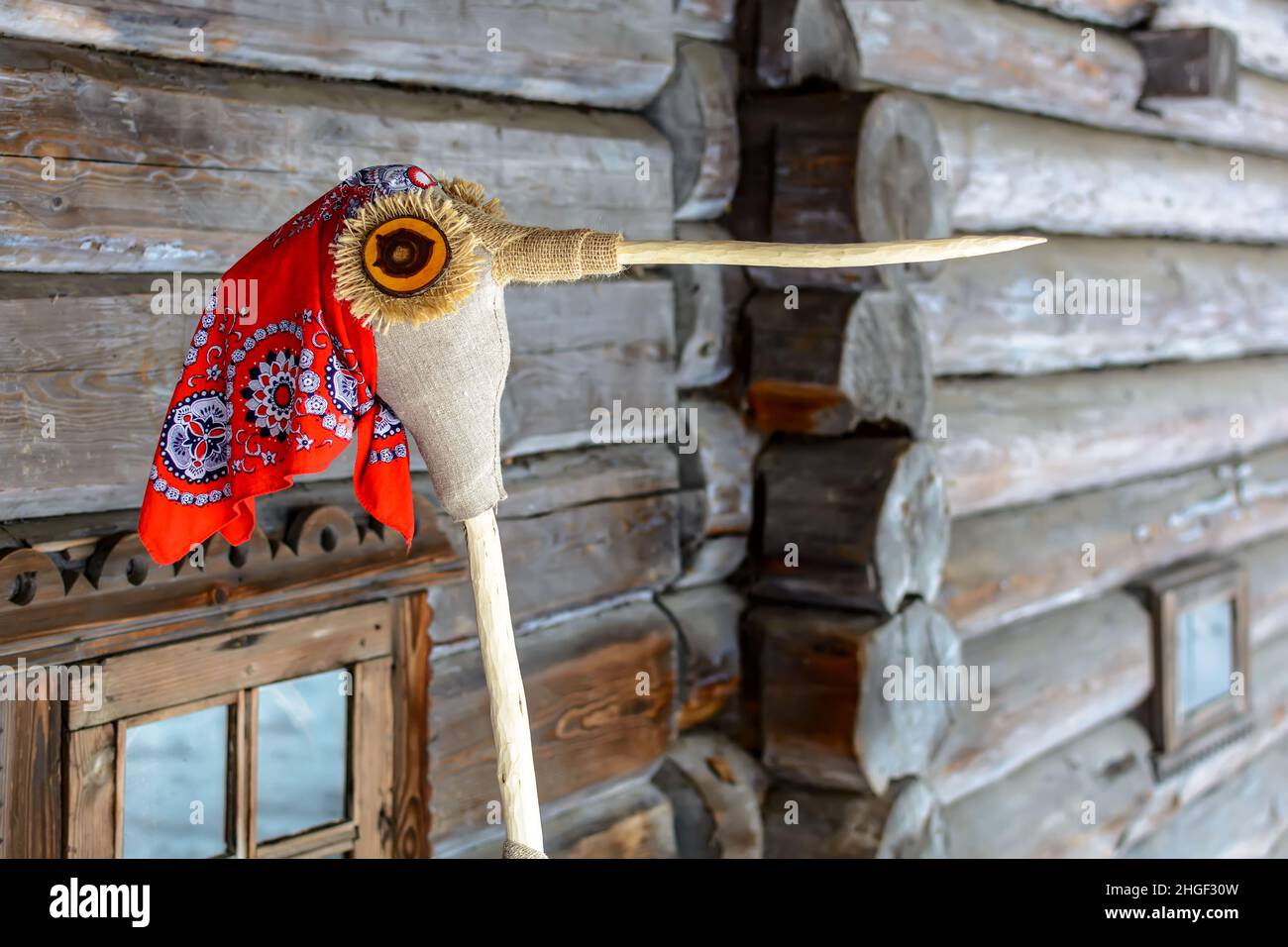Puppe in Meteņi Mumming Maske und Storchkostüm, trägt rotes Tuch Stockfoto