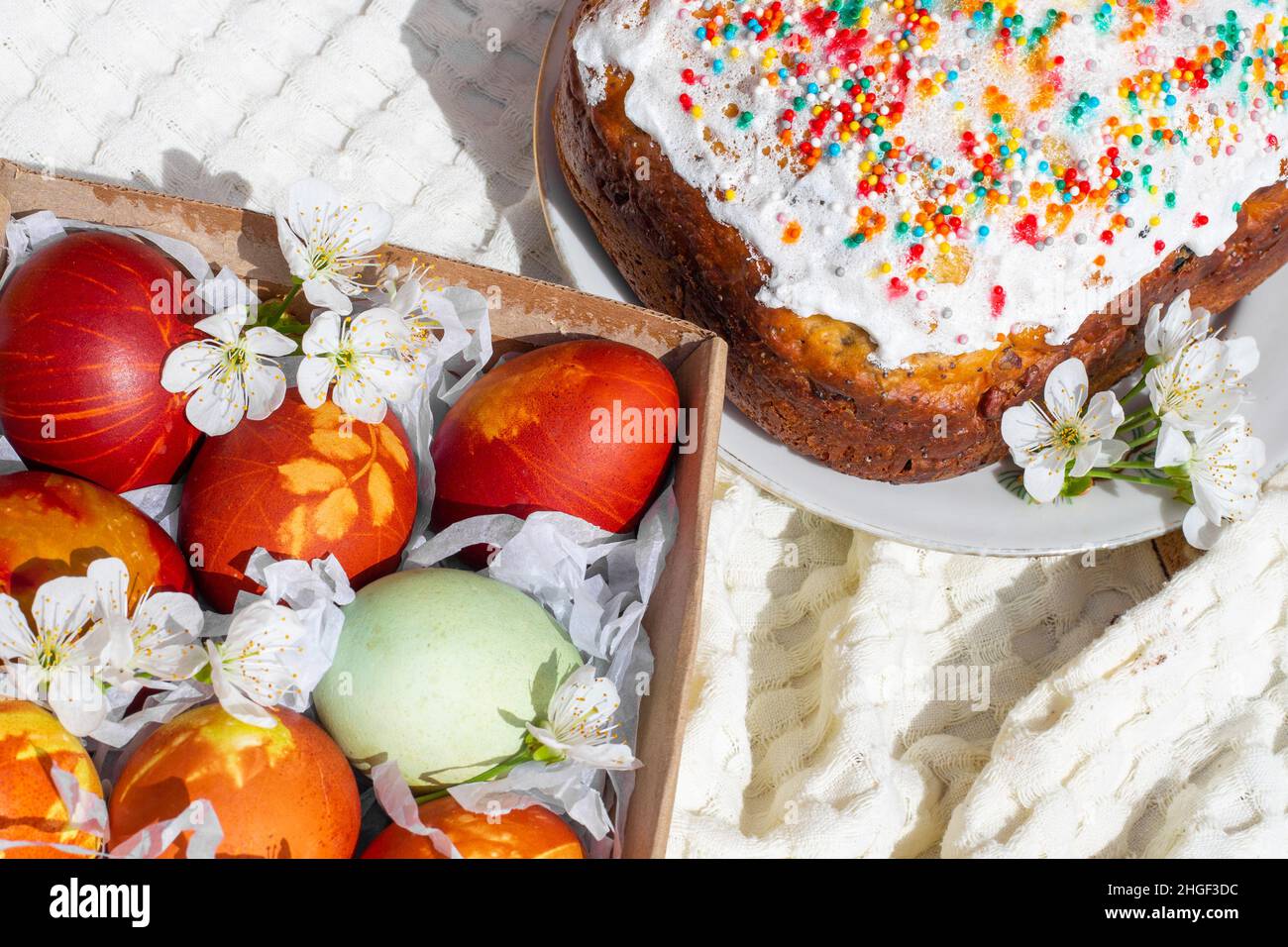 Osterkuchen und bunte Eier für die Feier des Heiligen Osterfestes. Flach liegend. Stockfoto