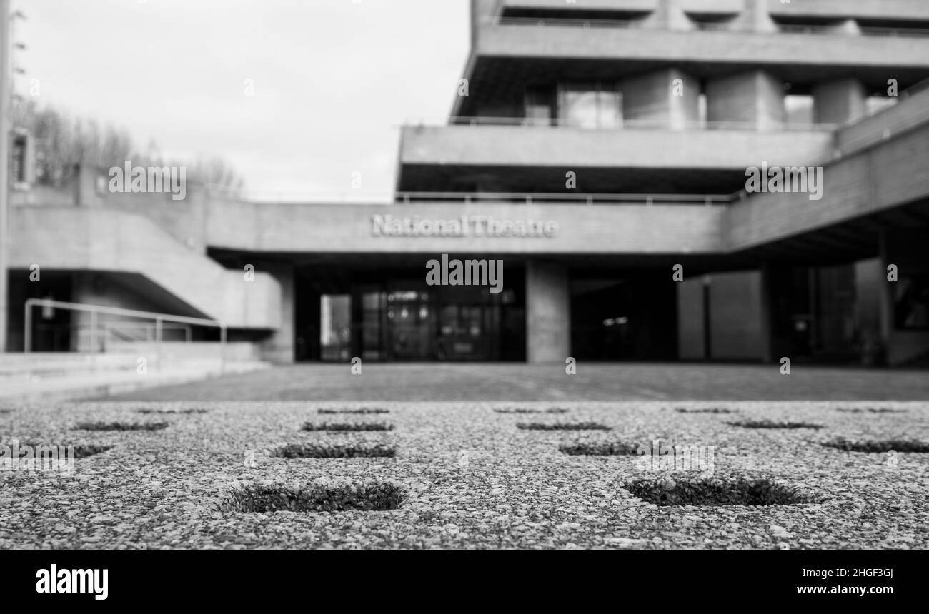 Nationaltheater am Südufer der Themse. Der von Denys Lasdun entworfene Komplex wurde im brutalistischen Stil erbaut. Betonbank im Vordergrund. Stockfoto