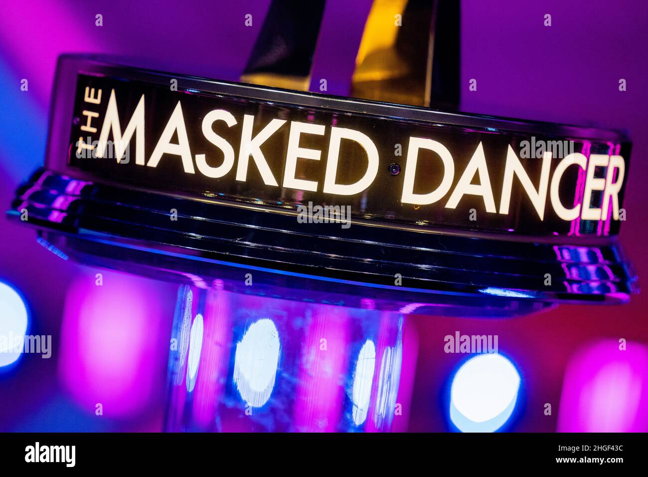 Köln, Deutschland. 20th Januar 2022. Die Siegertrophäe wird in der ProSieben-Show „The Masked Dancer“ auf der Bühne stehen. Quelle: Rolf Vennenbernd/dpa/Alamy Live News Stockfoto