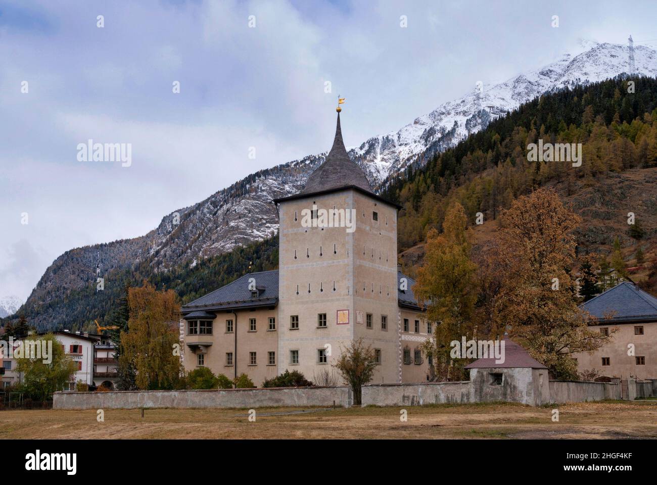 Schloss Wildenberg im Schweizer Dorf Zernez Stockfotografie Alamy